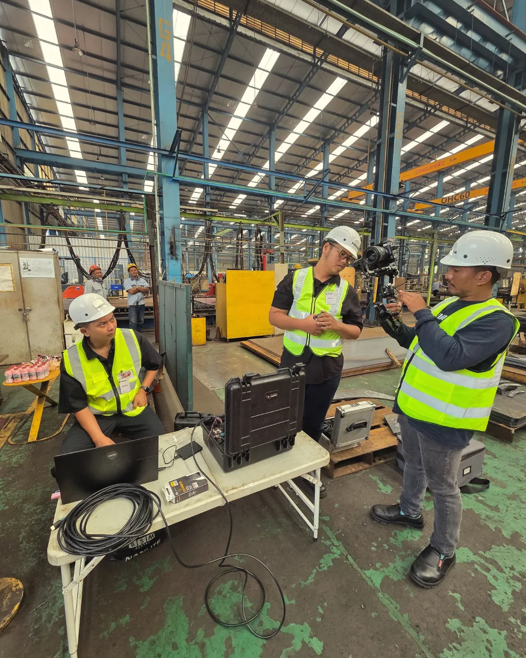 Tim se7film menggunakan APD saat bekerja di lapangan tambang